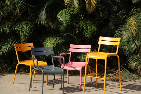Muebles al aire libre de aluminio sin brazos apilables de la silla del patio de la oficina moderna del jardín que acampa